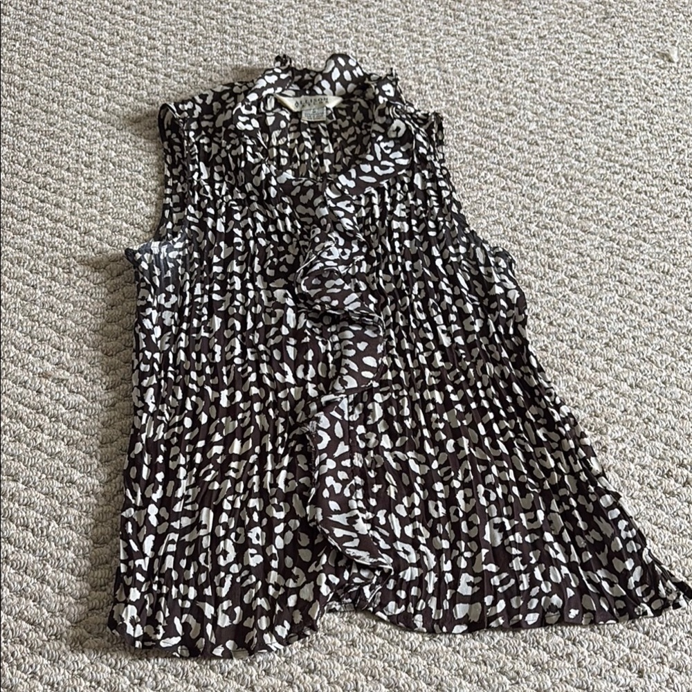 Allison Taylor Black and White Sleeveless Pleated Blouse